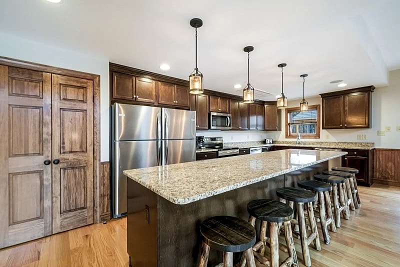 "Rainier" ELEVATOR, Wi-Fi, Private Hot Tub, Firepit, Sound System & Pool Table in Lake Harmony, Pennsylvania, United States — photo 4