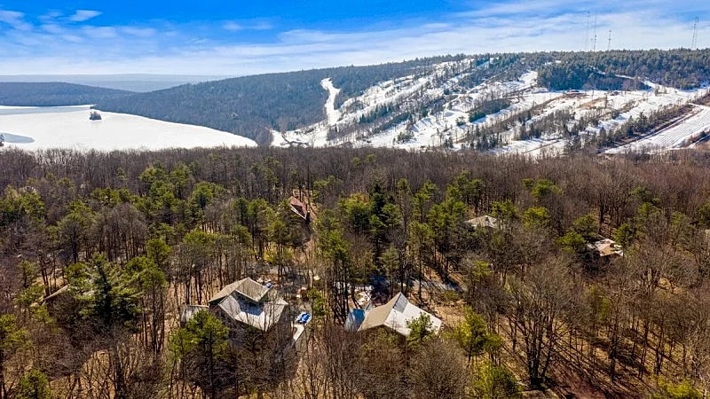 "Rainier" ELEVATOR, Wi-Fi, Private Hot Tub, Firepit, Sound System & Pool Table in Lake Harmony, Pennsylvania, United States — photo 3