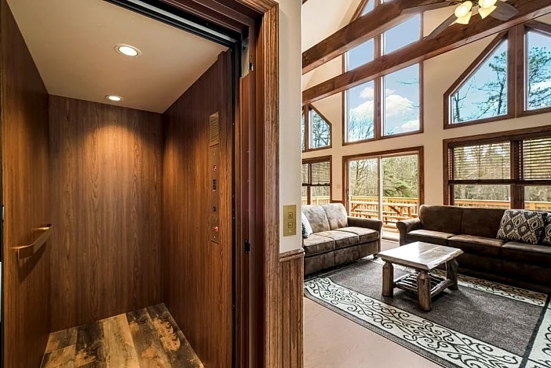"Rainier" ELEVATOR, Wi-Fi, Private Hot Tub, Firepit, Sound System & Pool Table in Lake Harmony, Pennsylvania, United States — photo 2
