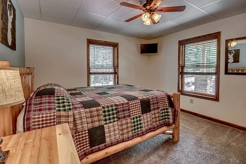 "On The Rocks", Hot Tub, Pool Table, Foosball, Bar, WIFI in Lake Harmony, Pennsylvania, United States — photo 4