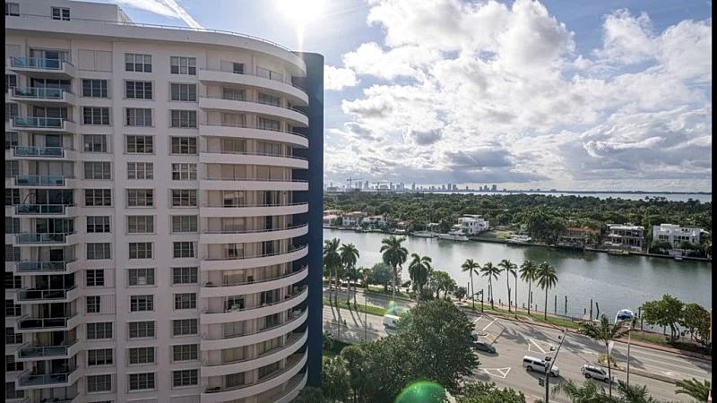 Sophisticated Oceanfront Condo located in a resort directly on the beach in Miami, Florida, United States — photo 3
