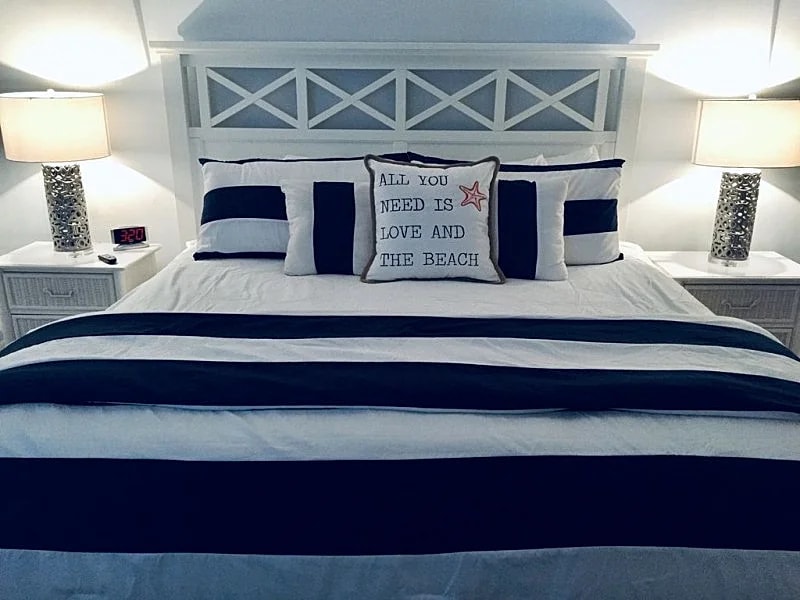 ??COUPLES GETAWAY??OCEANFRONT, 1 BDRM KING, 65” TV,?BEACH AREA LESS CROWDED???? in Myrtle Beach, South Carolina, United States — photo 2