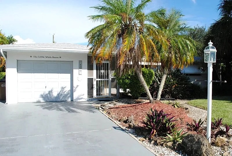 Top location, heated pool, Wi-Fi, Florida Room, Tropical Garden in Cape Coral, Florida, United States — photo 2