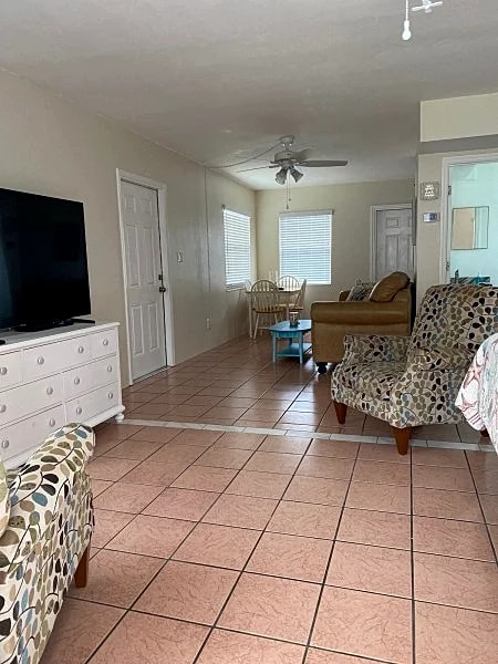 Walk to Beach, restaurants and shops “The Cottage” in Largo, Florida, United States — photo 4