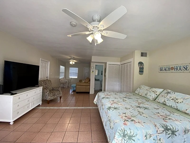 Walk to Beach, restaurants and shops “The Cottage”