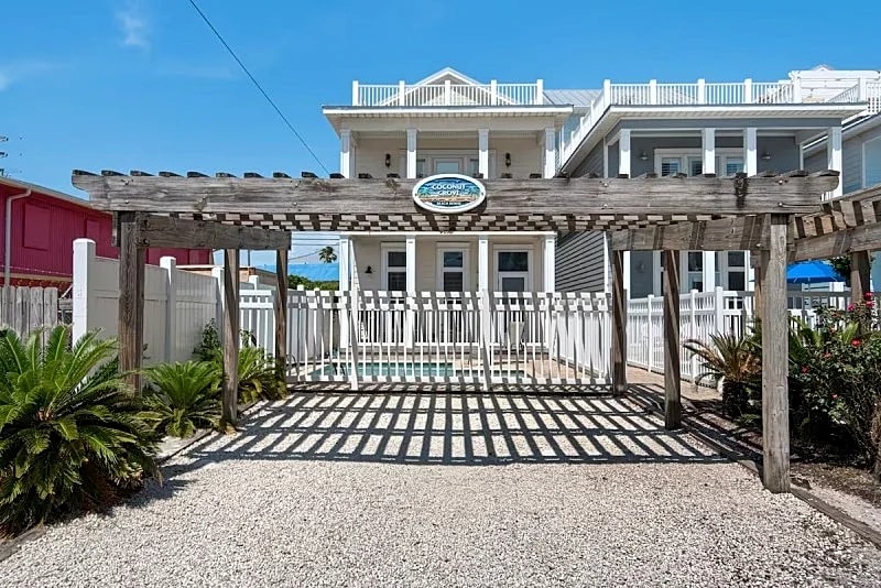 Coconut Grove Beach House Private Pool, Gas Stove, new AC, New Sofa Love Seat in Panama City Beach, Florida, United States — photo 2