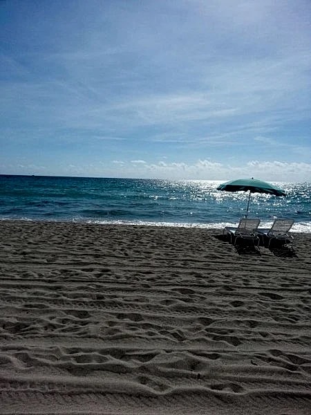 Hollywood beachfront condo: 2 rooms 1,5 bath sleeps 4 free parking heated pool in Hollywood, Florida, United States — photo 3