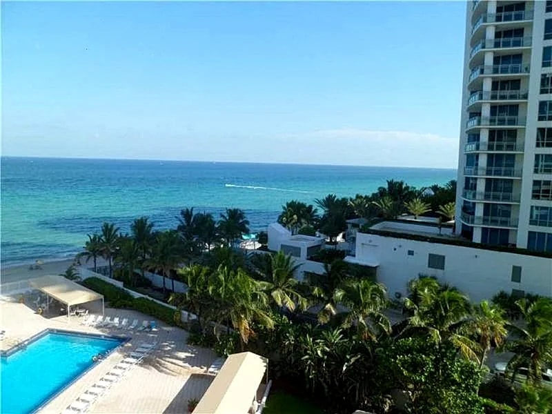 Hollywood beachfront condo: 2 rooms 1,5 bath sleeps 4 free parking heated pool in Hollywood, Florida, United States — photo 5