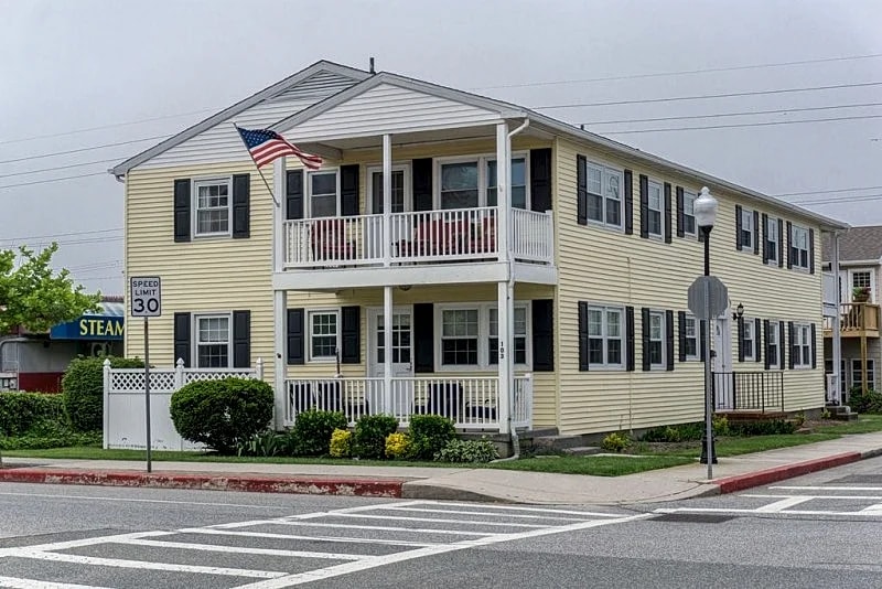 3 Bed, 2 Bath 30th Street Condo, 100 yards to the beach
