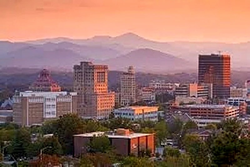 5 Points Bungalow~2bdrm/1bth~5 Min Walk To Groceries, Cafes, Museums, Bars, Etc in Asheville, North Carolina, United States — photo 2