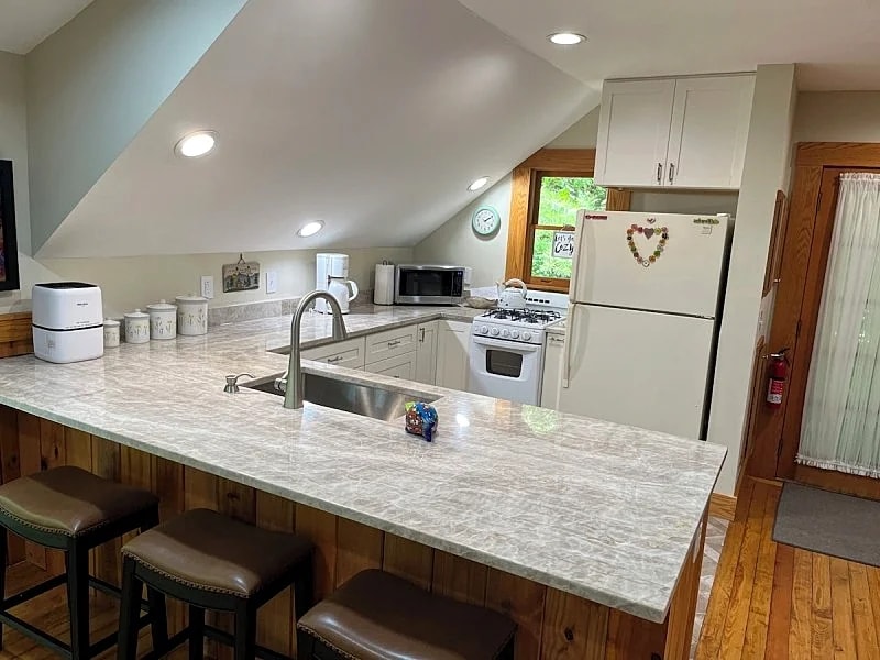 1-bedroom secluded cottage forest view trails 15 min to Asheville. Pet friendly in Weaverville, North Carolina, United States — photo 5