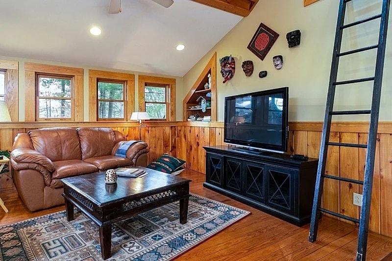 1-bedroom secluded cottage forest view trails 15 min to Asheville. Pet friendly in Weaverville, North Carolina, United States — photo 2