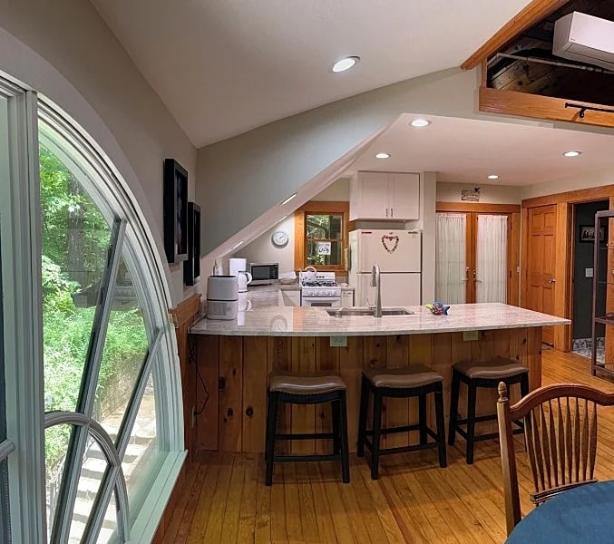 1-bedroom secluded cottage forest view trails 15 min to Asheville. Pet friendly in Weaverville, North Carolina, United States — photo 4