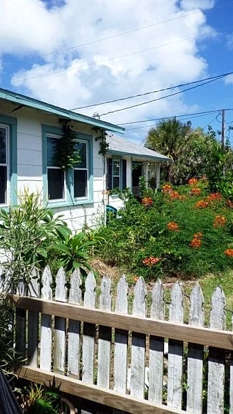 Stroll to Beach & Old Town from the Black Dog Cottage in Port Aransas, Texas, United States — photo 2