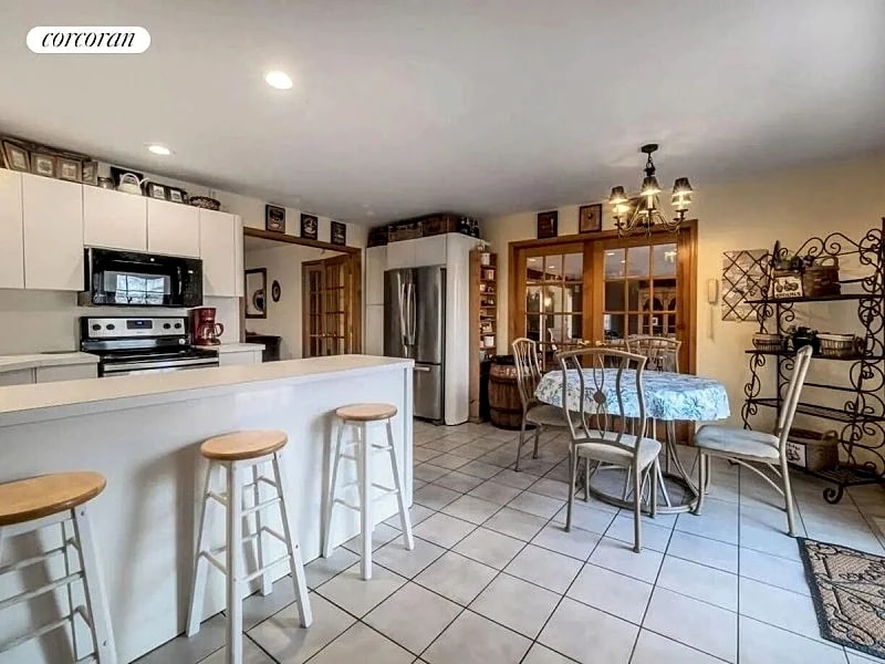 Family Friendly 6 Bedroom Waterfront 3 Acre Pool & Hot Tub FREE EV Charger in Westhampton, New York, United States — photo 5