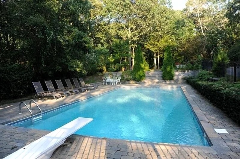Family Friendly 6 Bedroom Waterfront 3 Acre Pool & Hot Tub FREE EV Charger in Westhampton, New York, United States — photo 4
