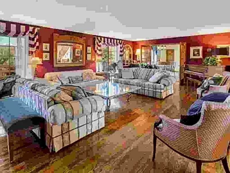 Family Friendly 6 Bedroom Waterfront 3 Acre Pool & Hot Tub FREE EV Charger in Westhampton, New York, United States — photo 3