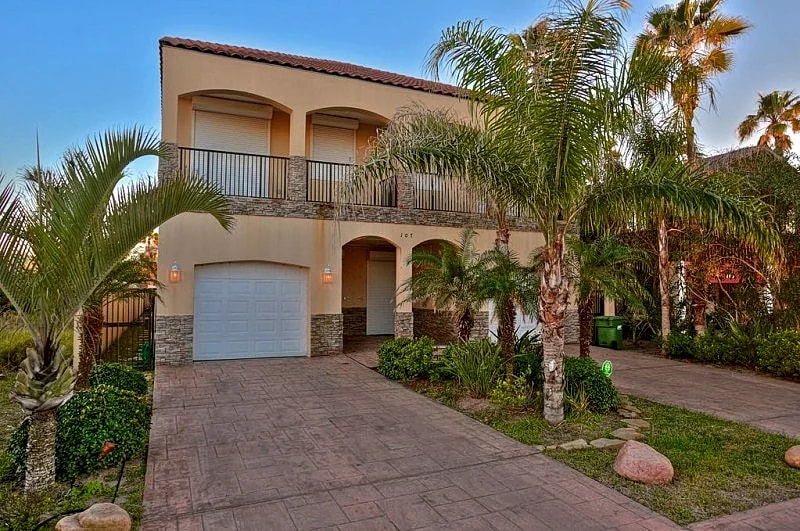 Beautifully Decorated and Great Location Beach House Sleeps 10+ Pool in South Padre Island, Texas, United States — photo 1