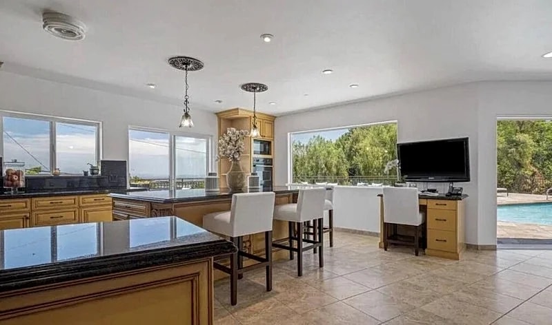 Woodland Hills South of th BLVD Upscale Modern Family Home in Woodland Hills, California, United States — photo 4