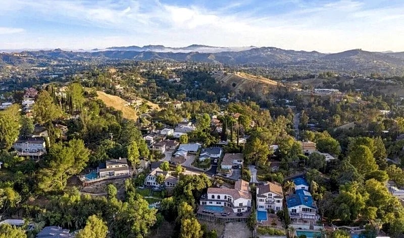 Woodland Hills South of th BLVD Upscale Modern Family Home in Woodland Hills, California, United States — photo 3