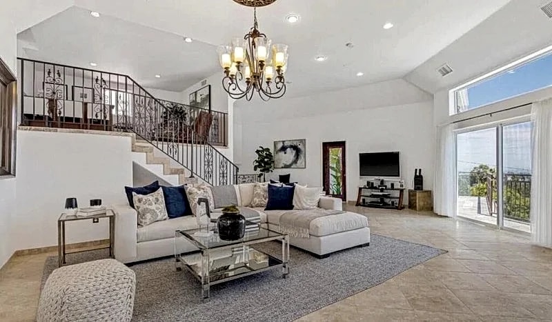 Woodland Hills South of th BLVD Upscale Modern Family Home in Woodland Hills, California, United States — photo 2