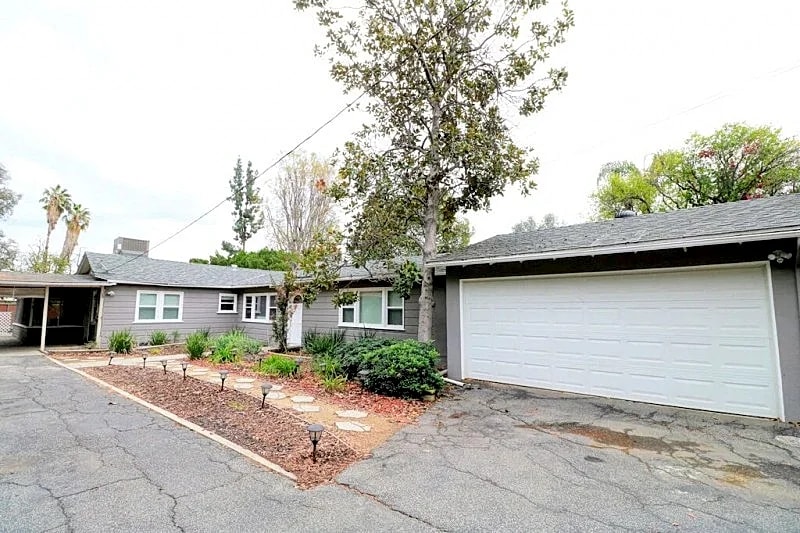 Stunning Gated Home near Universal Studios! in Van Nuys, California, United States — photo 2