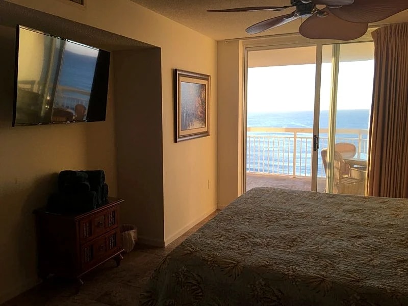 Luxury Ocean Front Corner Unit Free WiFi, 55' Big Screen Smart TVs, Tile floors in North Myrtle Beach, South Carolina, United States — photo 3