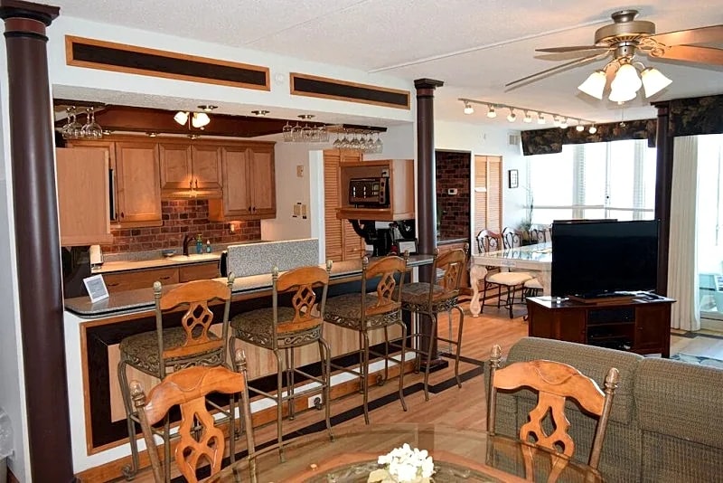 Oceanfront, Jacuzzi (overlooks ocean), Fireplace, 2 Heated Pools, Game rooms in Ocean City, Maryland, United States — photo 2