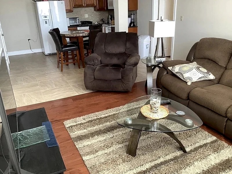 Stunning Center City 3Bdrm/2 Bath w 5 Qn beds 2 blocks Pa Convention Center|14+