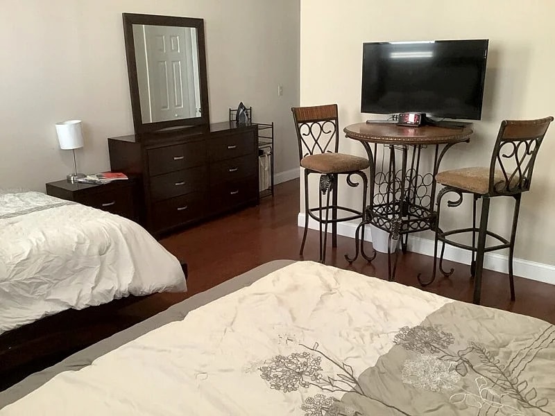 StaySimpler Loft District 3Bedroom??3 Private Baths??3 Qn Beds??FREE STREET PARKING