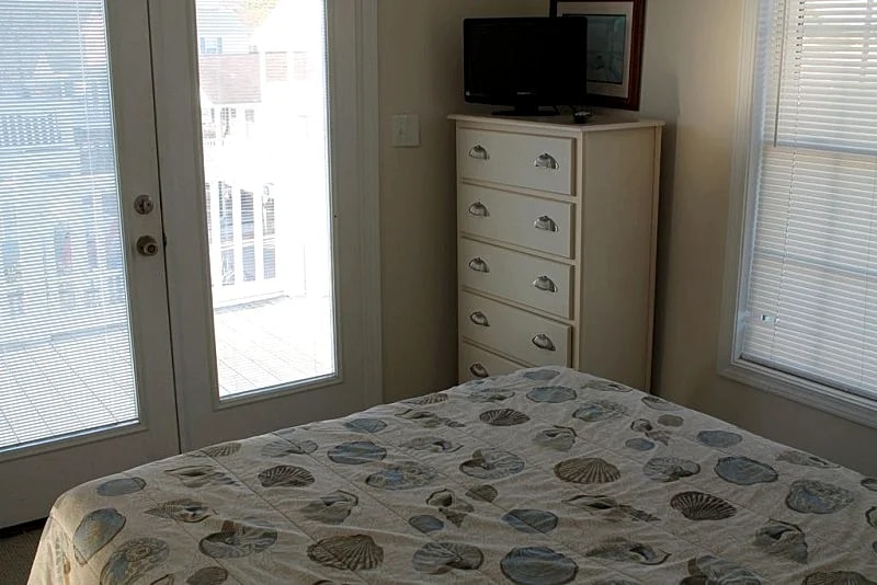 Beautiful 5BR/3B Short Walk to Beach, 65" TV, WIFI in Myrtle Beach, South Carolina, United States — photo 3