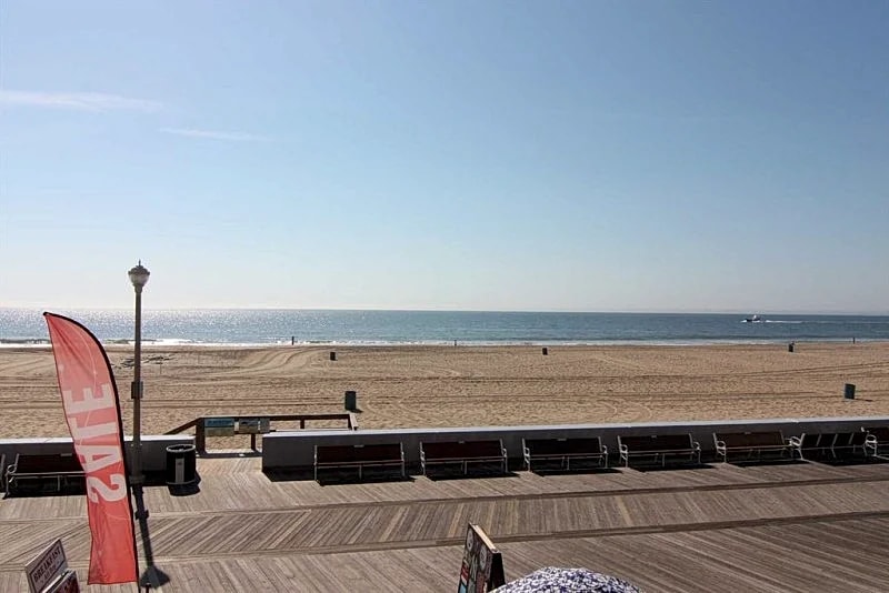 Great Large Ocean Front Condo Directly on Boardwalk Elevated Pool 70" HD