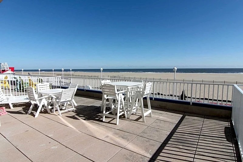 Georgous Large Ocean Front Condo on Boardwalk w/ Extended Balcony Roof Top Pool