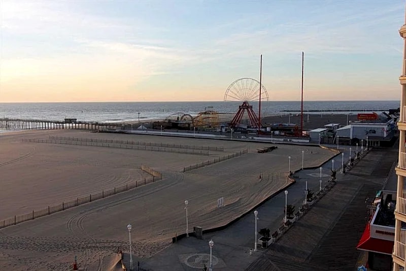 Georgous Large Ocean Front Condo on Boardwalk w/ Extended Balcony Roof Top Pool in Ocean City, Maryland, United States — photo 3