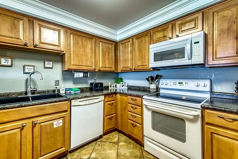 D602 | Beachfront with Beach Service, Pool, & WiFi in Miramar Beach, Florida, United States — photo 4