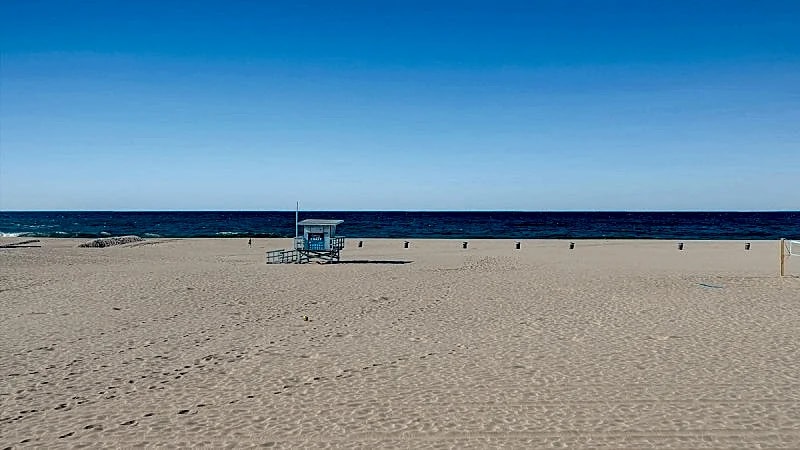 Beachfront, Roof Deck, Well-Stocked w/ Views & Nearby Food, Drinks & Cafes! in Hermosa Beach, California, United States — photo 5