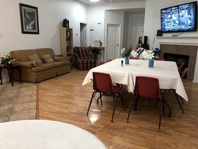 Gated House with Big Patio on 1 acre lot - Sleeps 20. Special for Events!!! in Dallas, Texas, United States — photo 4