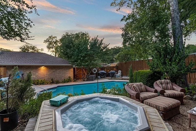 Pool ,Oasis, Amazing Home, Pool, Hot Tub, Grills, Fire Pit, Central Location
