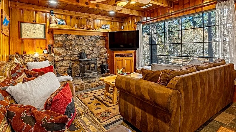 Family cabin: Hot tub, firepit, game room, fenced, BBQ, movie lineup in Big Bear, California, United States — photo 3