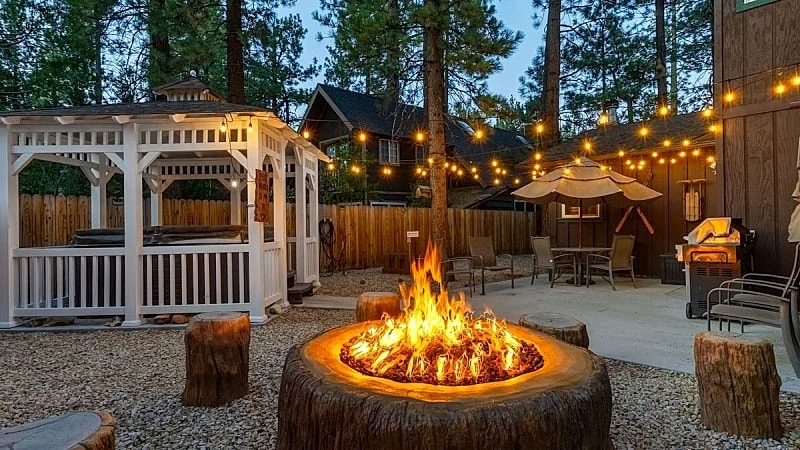 Family cabin: Hot tub, firepit, game room, fenced, BBQ, movie lineup in Big Bear, California, United States — photo 2