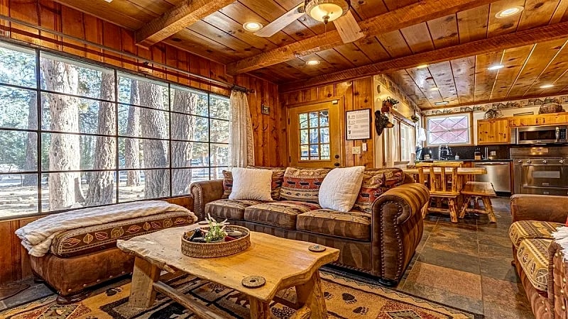 Family cabin: Hot tub, firepit, game room, fenced, BBQ, movie lineup in Big Bear, California, United States — photo 4