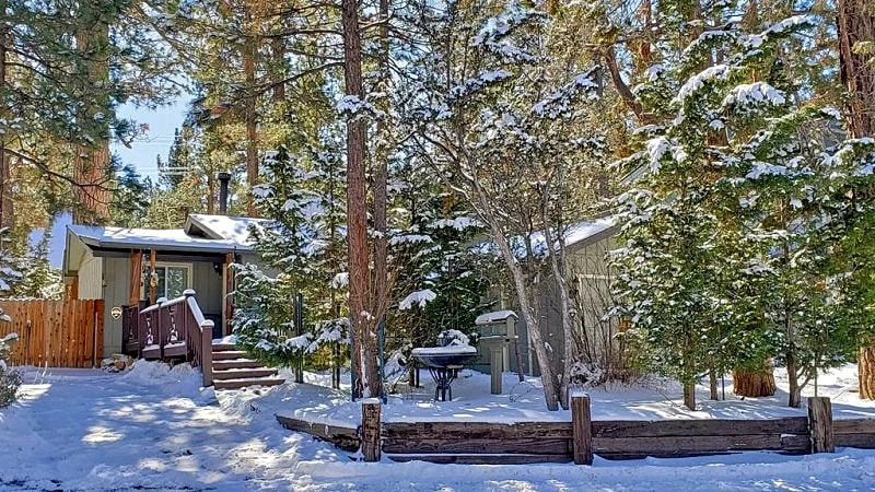 Romantic chic! Dutch décor, fenced yard, fab kitchen, WiFi, hot tub, fireplace in Big Bear, California, United States — photo 5