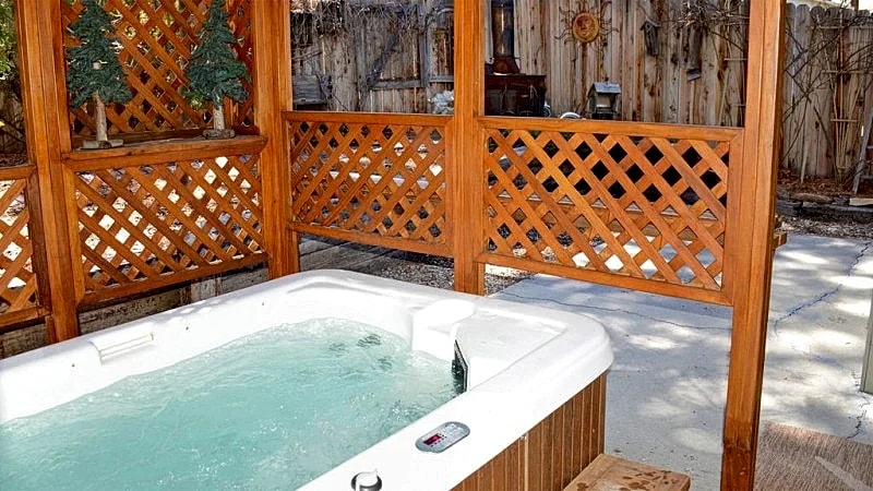 Romantic chic! Dutch décor, fenced yard, fab kitchen, WiFi, hot tub, fireplace in Big Bear, California, United States — photo 2