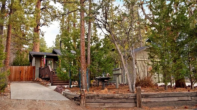 Romantic chic! Dutch décor, fenced yard, fab kitchen, WiFi, hot tub, fireplace in Big Bear, California, United States — photo 4