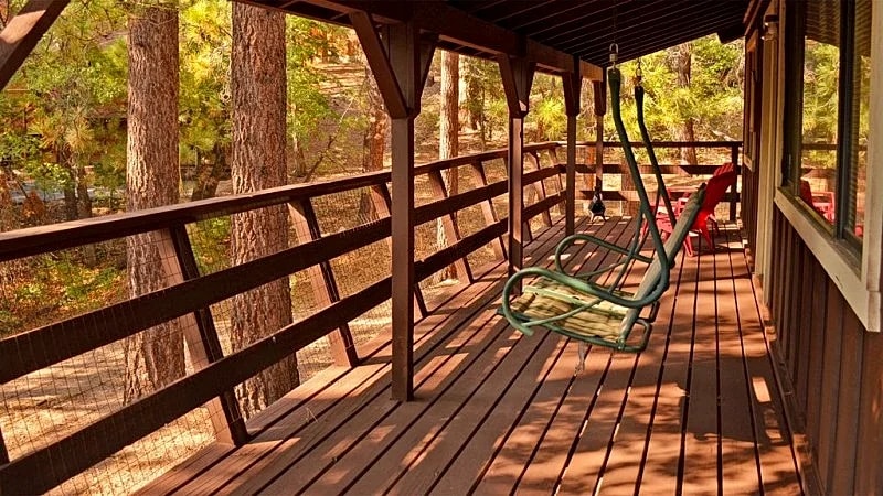 1mi to Bear Mountain! Modern romantic cottage, WiFi, fireplace, vaulted ceilings in Big Bear, California, United States — photo 3