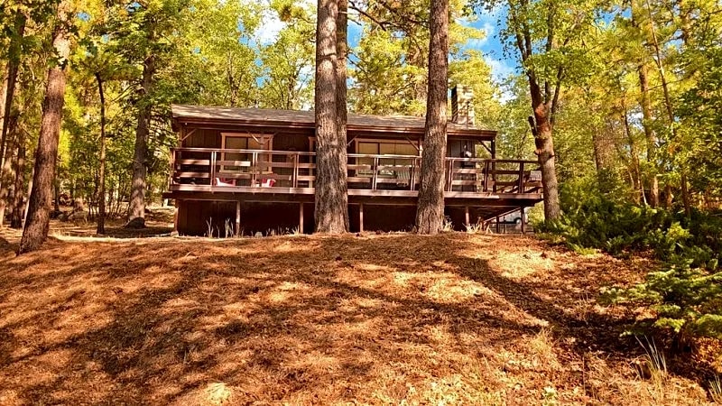 1mi to Bear Mountain! Modern romantic cottage, WiFi, fireplace, vaulted ceilings in Big Bear, California, United States — photo 2