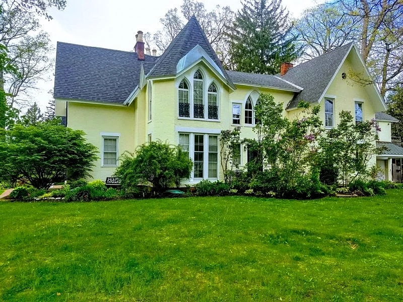 Eastside Gothic Revival - Perfect location, 5 min walk to Track, Park & Downtown