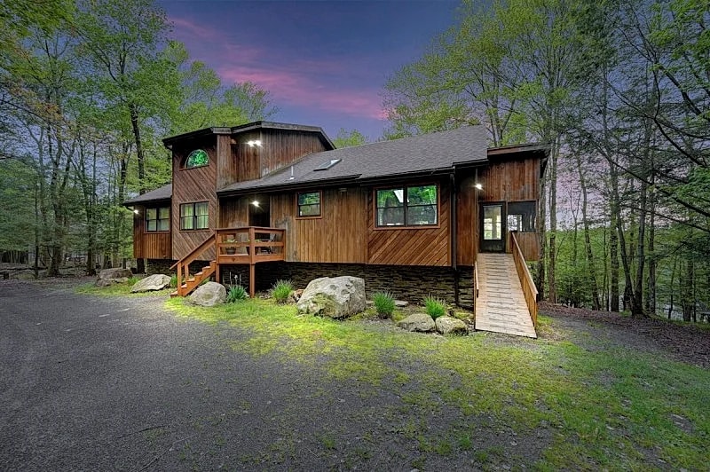 Pocono House W/ Outdoor Hottub, Pet Friendly, 2 Canoes, Kayak & Firepit