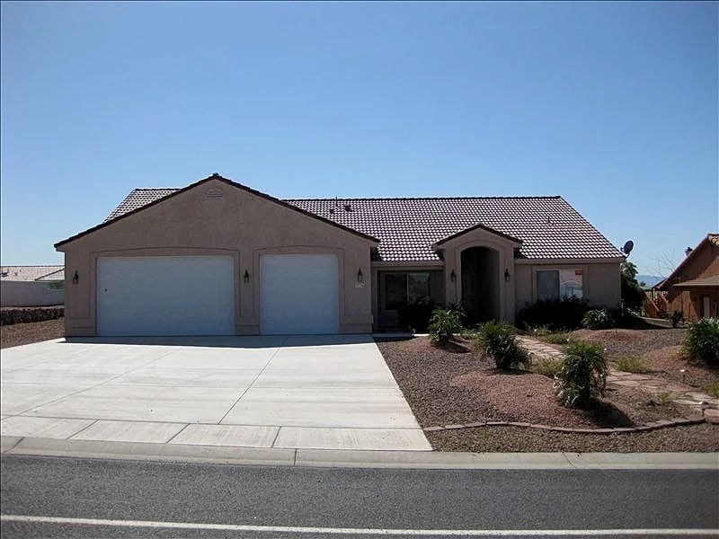 Quiet and Spacious 4-br home - Safe Neighborhood - SNOWBIRDS WELCOME in Bullhead City, Arizona, United States — photo 2