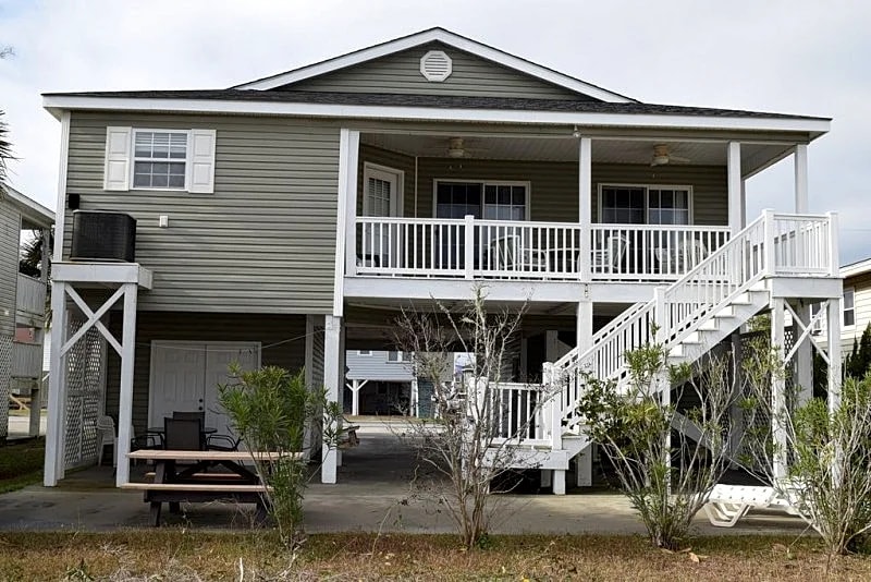 Clean Beach House on 2nd row easy access to beach!